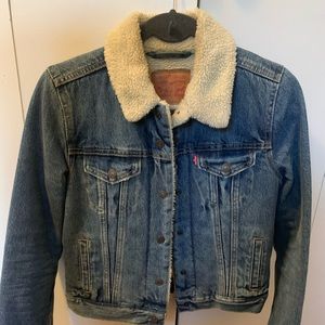 Authentic Levi’s shearling lined denim jacket. Size XS.